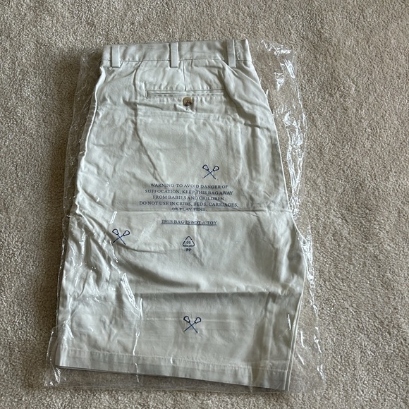 Vineyard vine khaki shorts size 42 with lacrosse emblem. Never worn/opened - Picture 2 of 5